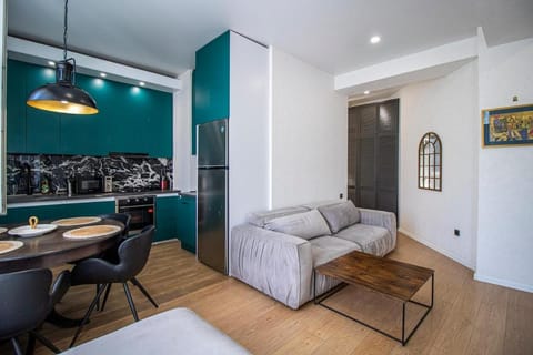 Kitchen or kitchenette, Living room, Seating area, Dining area