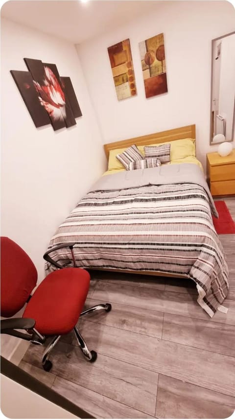 Cozy Double Bedroom Vacation rental in Shirley