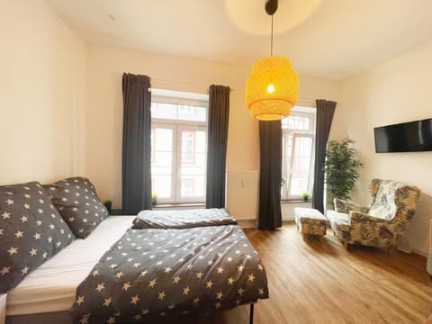 Bed, TV and multimedia, Photo of the whole room, Seating area, Evening entertainment, Bedroom