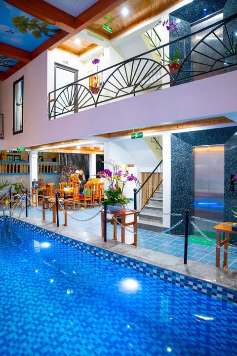 Property building, Restaurant/places to eat, Seating area, Dining area, Area and facilities, Area and facilities, Swimming pool