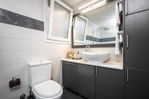 Elegant City Retreat with Two Balconies Apartment in Kallithea