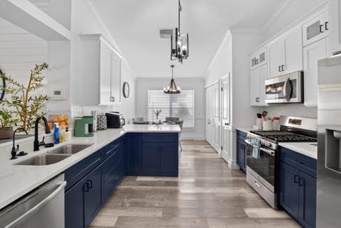 Lakefront 4-Bedroom Home with Pool House in Brandon