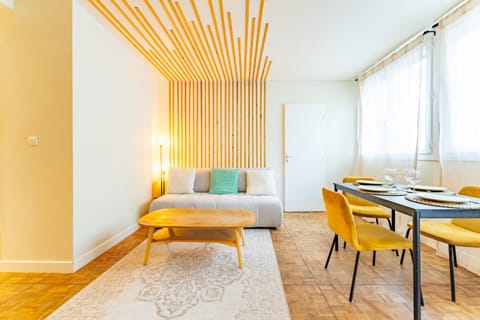 Bed, Living room, Photo of the whole room, Seating area, Dining area, Bedroom