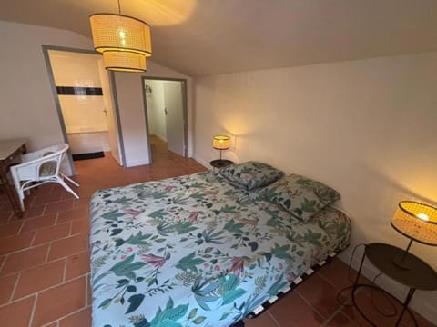 Bed, Living room, Photo of the whole room, Seating area, Bedroom