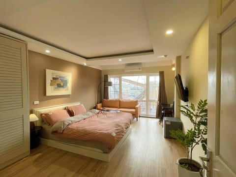 Bed, Photo of the whole room, Seating area, Bedroom