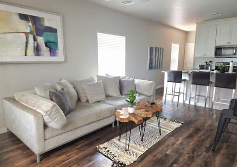 Family-Friendly 3BR Townhome House in Edmond