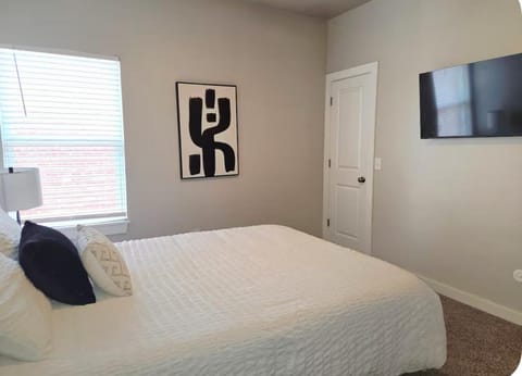 Family-Friendly 3BR Townhome House in Edmond