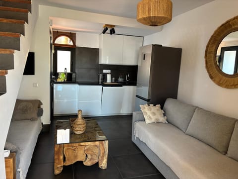 Kitchen or kitchenette, Living room, Seating area, Dining area