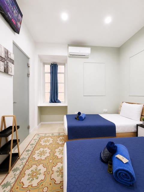 Bed, TV and multimedia, Photo of the whole room, Bedroom, towels, air conditioner