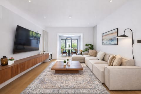 Communal lounge/ TV room, TV and multimedia, Living room, Seating area, Evening entertainment