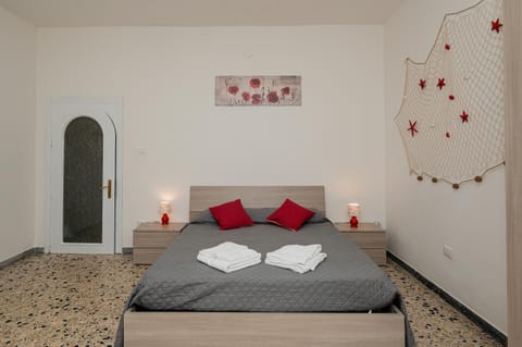 Bed, Photo of the whole room, Decorative detail, towels