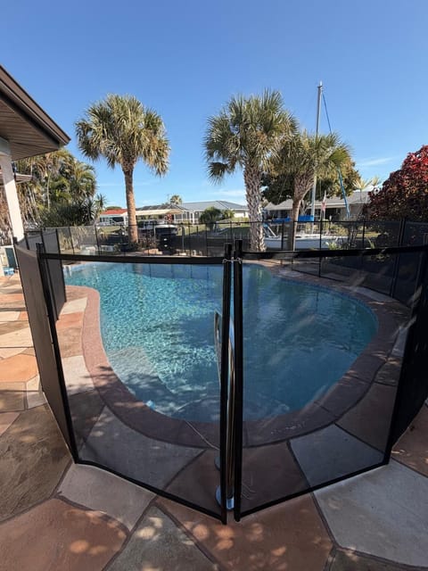 Sunshine house on the canal House in Lochmoor Waterway