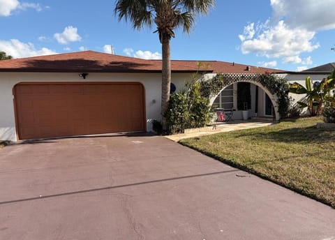 Sunshine house on the canal House in Lochmoor Waterway