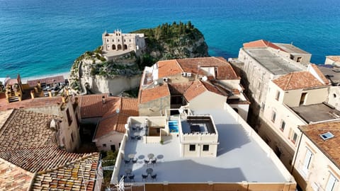Property building, Natural landscape, Balcony/Terrace, Landmark view, Sea view, Sunset