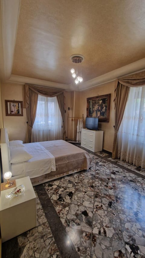 Bed, TV and multimedia, Photo of the whole room, Bedroom