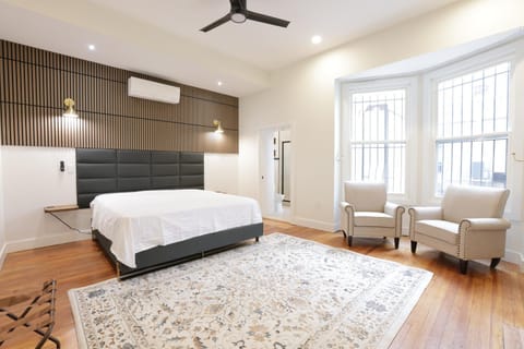 Bed, Living room, Photo of the whole room, Seating area, Bedroom, fireplace, air conditioner