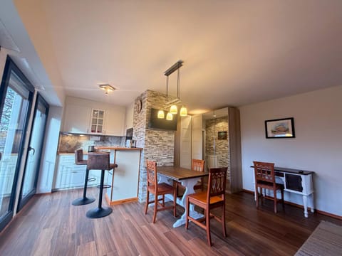 Kitchen or kitchenette, Living room, Seating area, Dining area, minibar