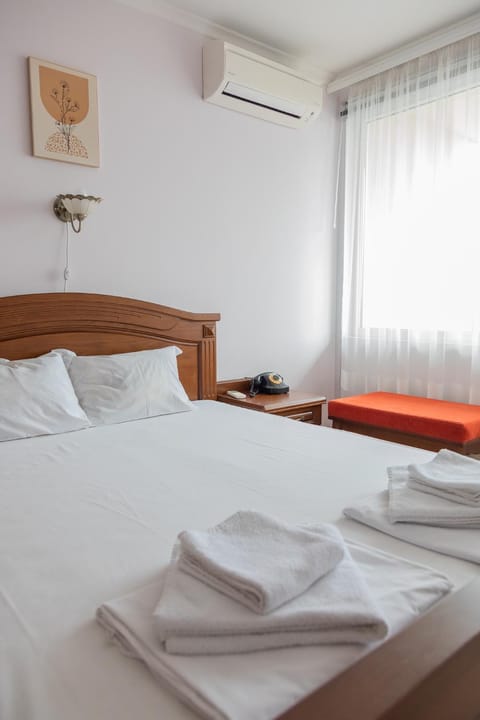 Bed, Bedroom, towels, air conditioner