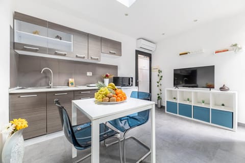 Kitchen or kitchenette, Dining area, stove