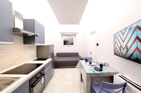 Kitchen or kitchenette, Dining area, stove