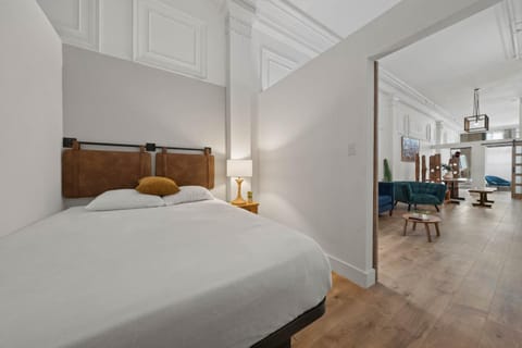 Party in Gaslamp 4BR Downtown Pad with Bathtub Apartment in Gaslamp Quarter