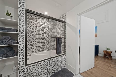 Party in Gaslamp 4BR Downtown Pad with Bathtub Apartment in Gaslamp Quarter