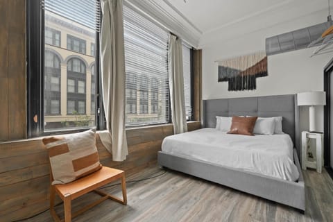 Party in Gaslamp 4BR Downtown Pad with Bathtub Apartment in Gaslamp Quarter