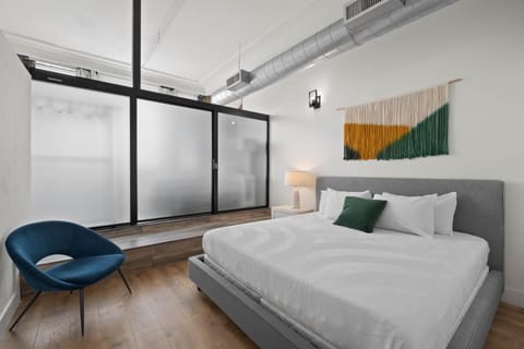 Party in Gaslamp 4BR Downtown Pad with Bathtub Apartment in Gaslamp Quarter