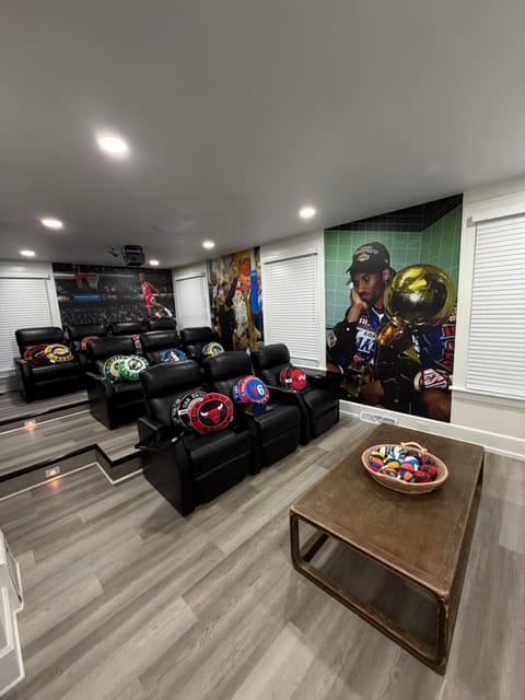 New Group Space - Sleeps 20! Near Sports Center House in Lake Erie