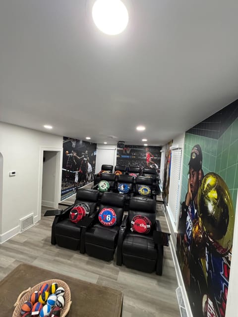 New Group Space - Sleeps 20! Near Sports Center House in Lake Erie