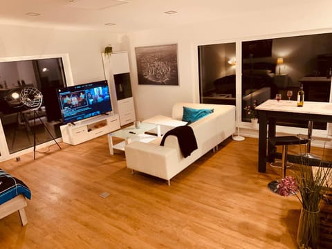 TV and multimedia, Living room, Seating area, Evening entertainment