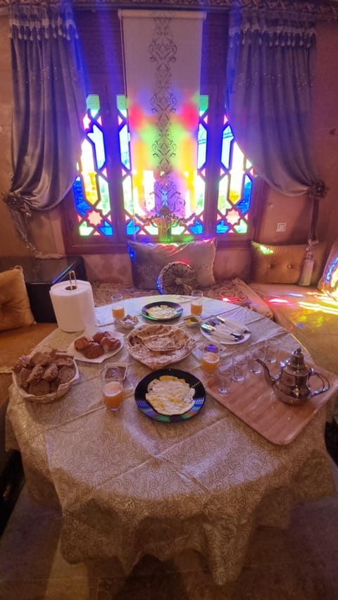 Restaurant/places to eat, Food and drinks, Dining area, Breakfast, Breakfast