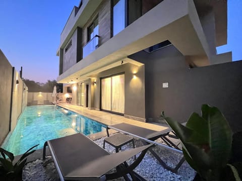 Property building, Swimming pool, sunbed
