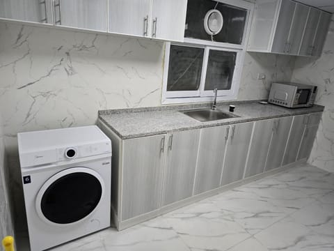 Modern Queen Room, Dubai City View, Private & Peaceful, 8 Mints Walk To Dubai Vacation rental in Al Sharjah