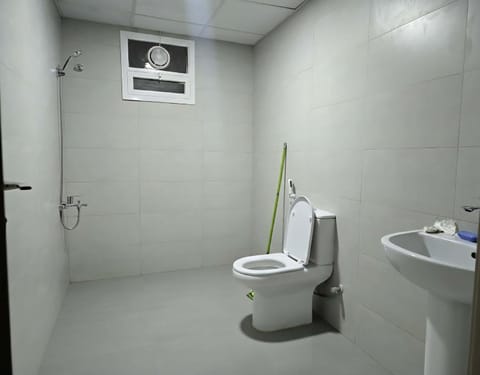 Modern Queen Room, Dubai City View, Private & Peaceful, 8 Mints Walk To Dubai Vacation rental in Al Sharjah