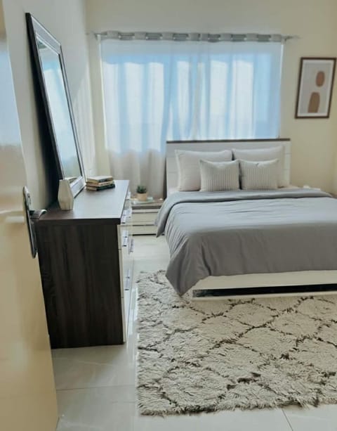 Modern Queen Room, Dubai City View, Private & Peaceful, 8 Mints Walk To Dubai Vacation rental in Al Sharjah