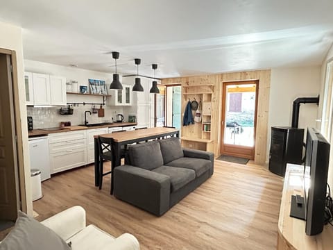 TV and multimedia, Kitchen or kitchenette, Living room, Seating area, Dining area, stove
