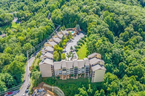 Full Condo in the Smokey Mountains - 2 miles to Gatlinburg - 5 Beds - Free Parking Apartment in Gatlinburg