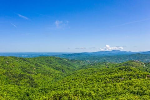 Full Condo in the Smokey Mountains - 2 miles to Gatlinburg - 5 Beds - Free Parking Apartment in Gatlinburg