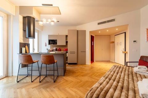 Kitchen or kitchenette, Living room, Dining area, oven