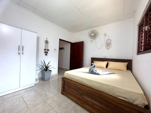 Bed, Bedroom, towels, wardrobe