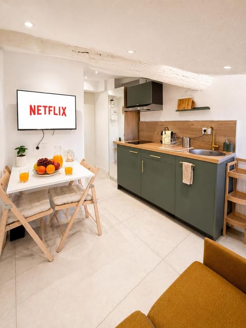 TV and multimedia, View (from property/room), View (from property/room), Kitchen or kitchenette, Living room, Food and drinks, Photo of the whole room, Seating area, Dining area, Food, City view, City view, minibar, pet friendly, stove