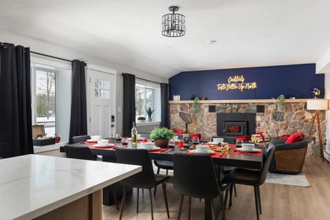 Maple Street Retreat House in Bellaire