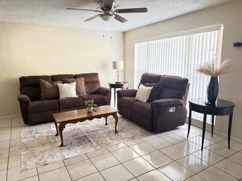 Cozy Hideaway, Your South Florida Escape House in Lauderhill