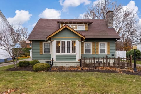 Glenwood Cottage House in Erie
