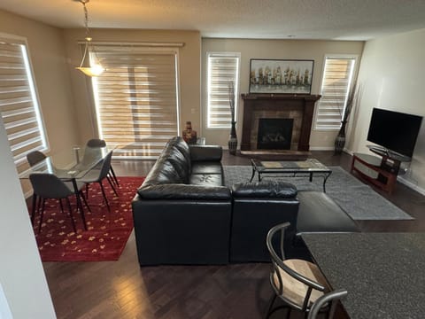 Communal lounge/ TV room, Communal lounge/ TV room, TV and multimedia, Living room, Seating area, Dining area