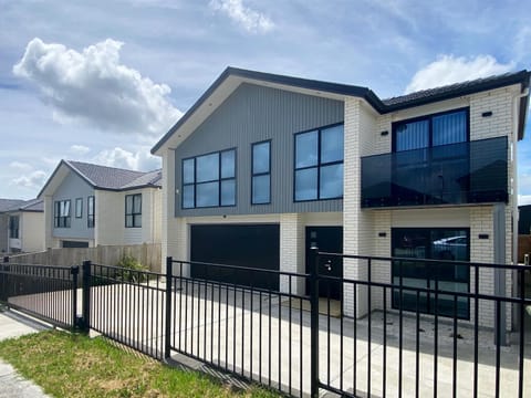 Koromeke Luxury 370sqm New Build, Ideal for Groups House in Auckland