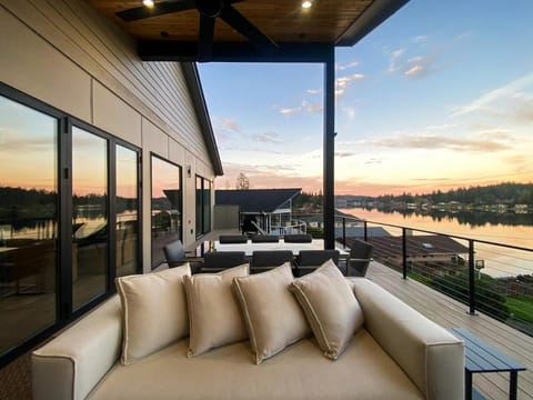 Natural landscape, View (from property/room), Balcony/Terrace, Seating area, Lake view