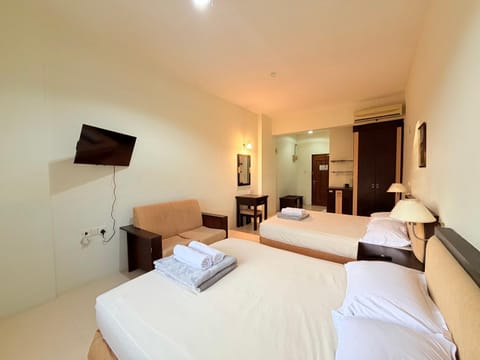 Bed, TV and multimedia, Photo of the whole room, towels