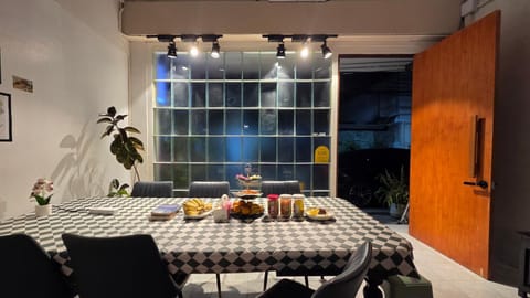 Living room, Food and drinks, Seating area, Dining area, Food